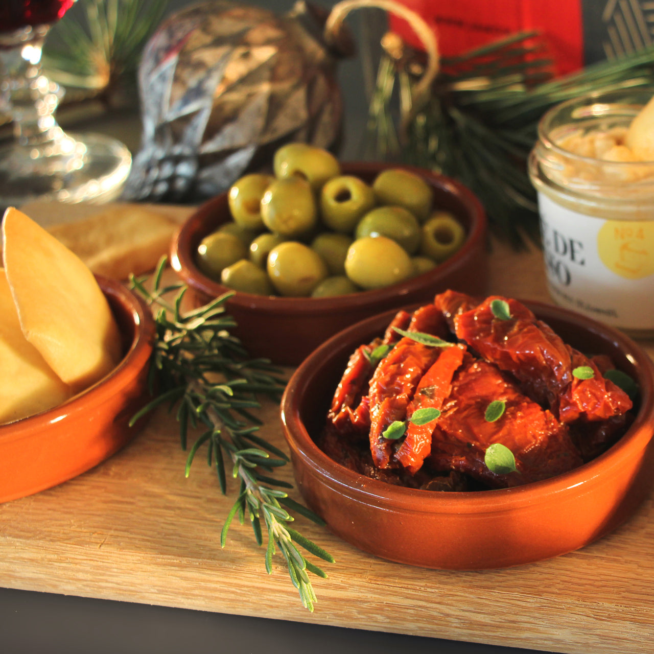 FROHES FEST - Weihnachtliche Geschenk-Box mit edlen Patés, Rotwein und Turrón
