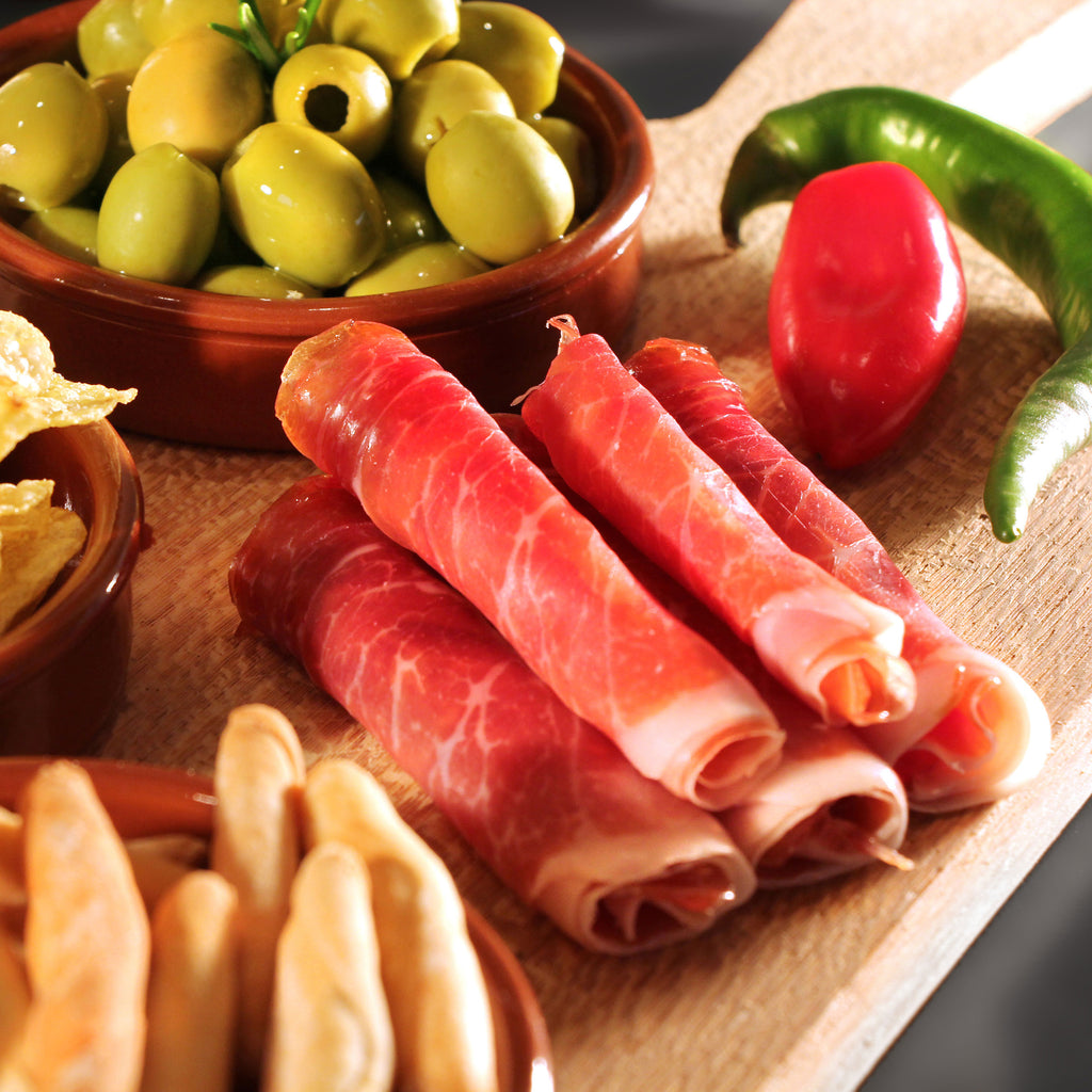 TAPAS - Präsentkorb mit Serrano-Schinken, Allioli & Craft-Bier
