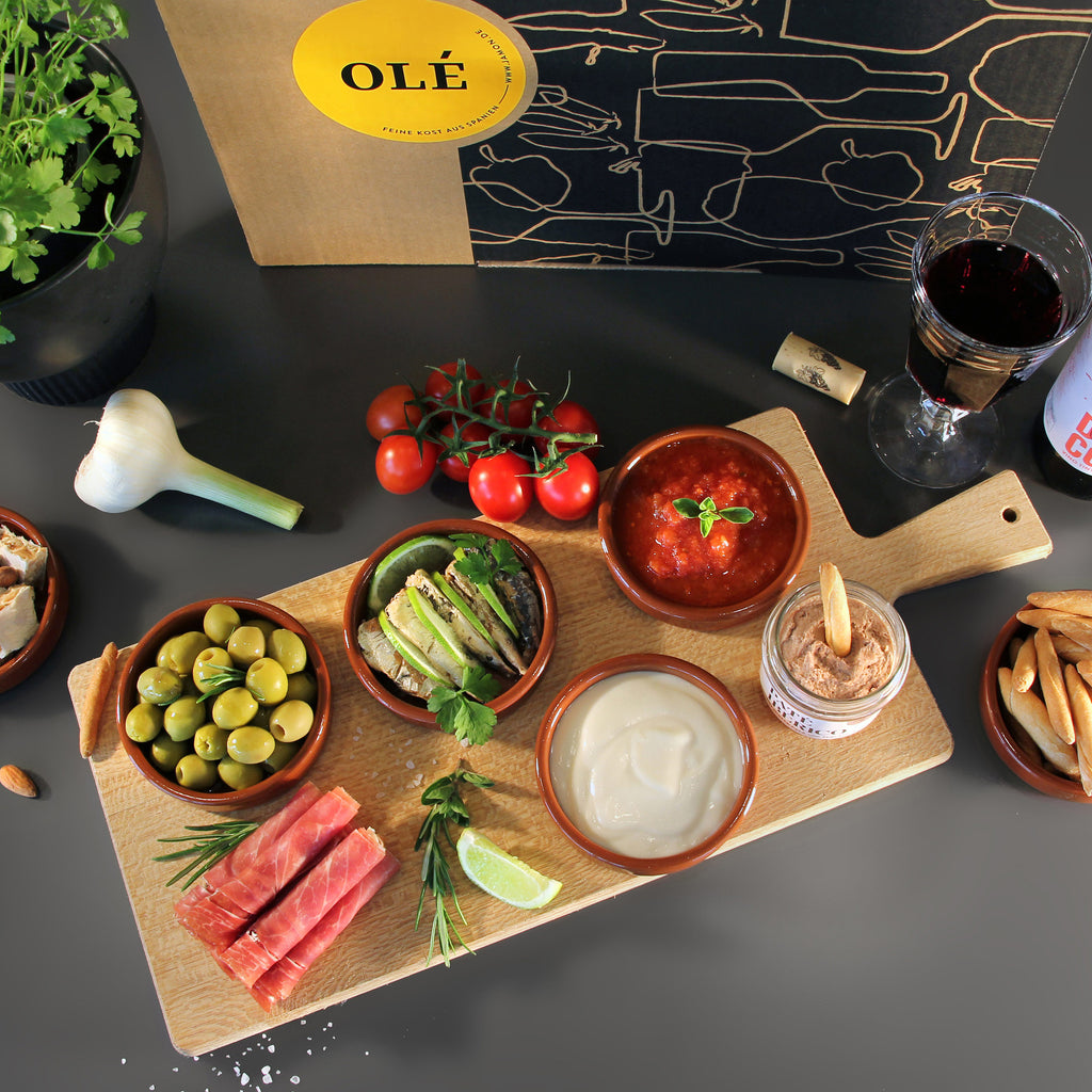 OLÉ - Feinkost-Präsentkorb mit herzhaften spanischen Delikatessen
