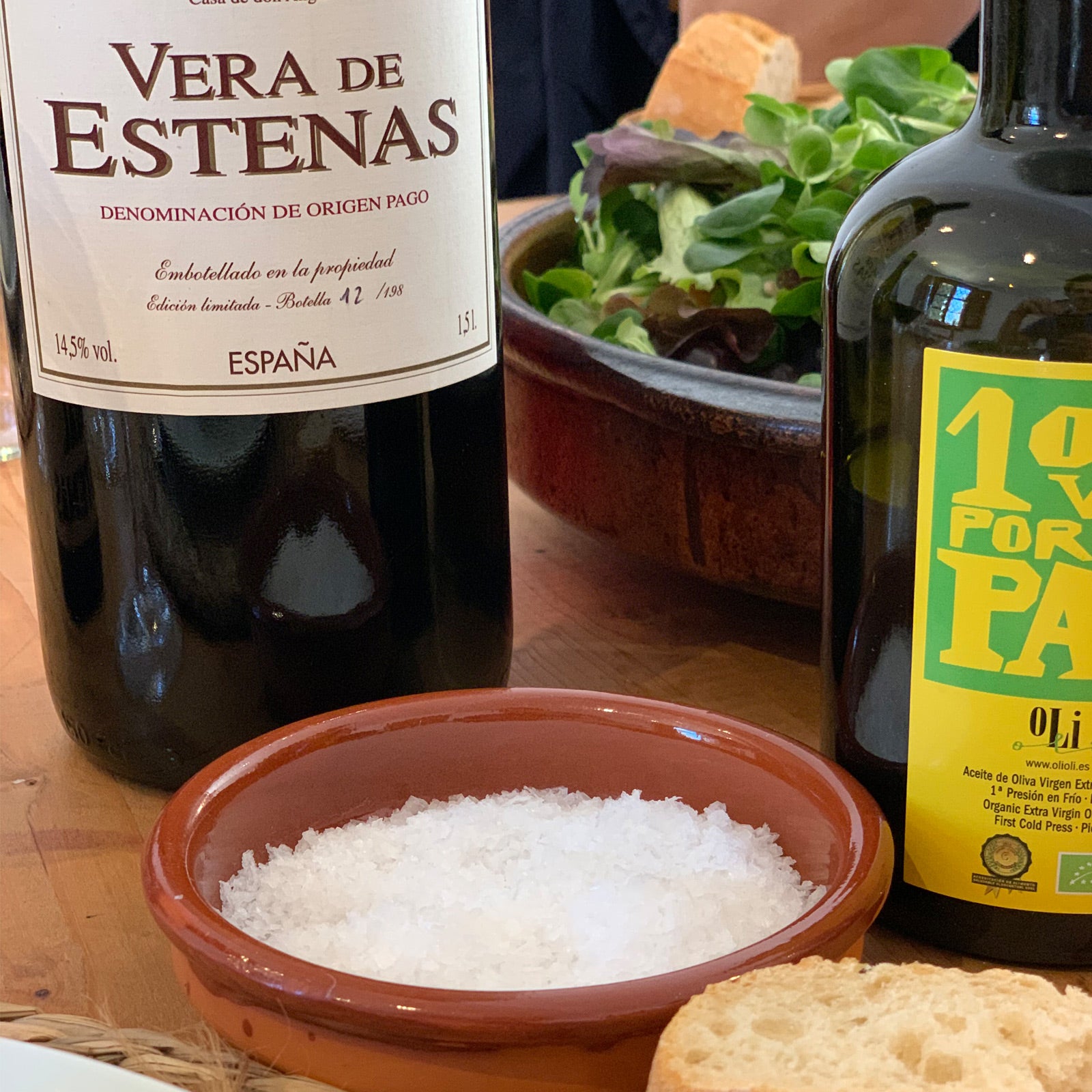 Spanischer Rotwein und Meersalz auf einem gedeckten Tisch