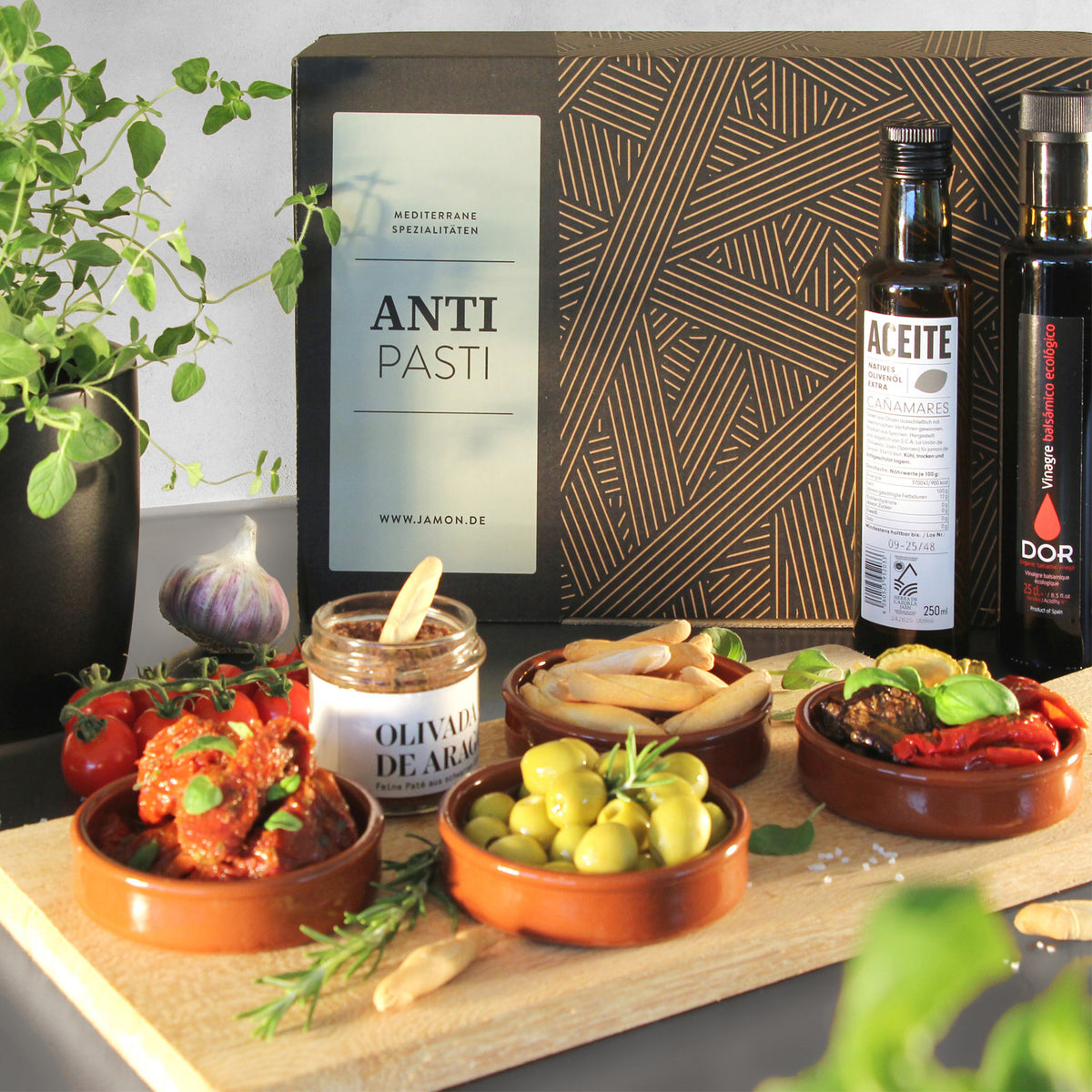  Zusammengestellter Präsentkorb mit Olivenöl, Antipasti und spanischen Feinkost-Produkten