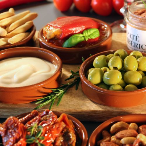 TAPAS-ABEND FÜR ZWEI - Delikatessen-Präsentkorb mit Tapas aus Spanien 